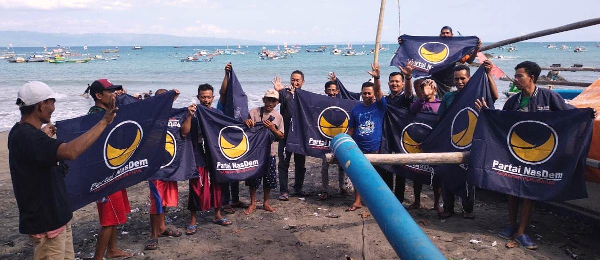 Para nelayan di Pelabuhan Ratu, Sukabumi, Jawa Barat bersama simpatisan NasDem.