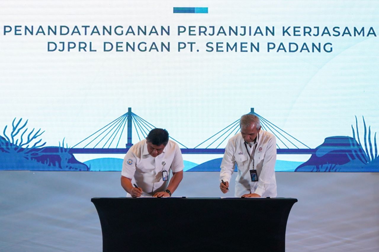 Penandatangan kerja sama antara DJPRL KKP dan Semen Padang di Batam