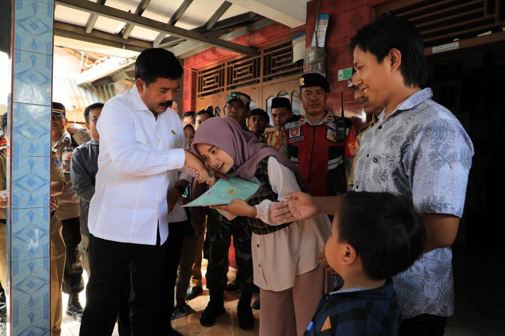 Menteri ATR/BPN Hadi Tjahjanto menyerahkan sertifikat di Desa Bersole, Kecamatan Adiwerna, Kabupaten Tegal 