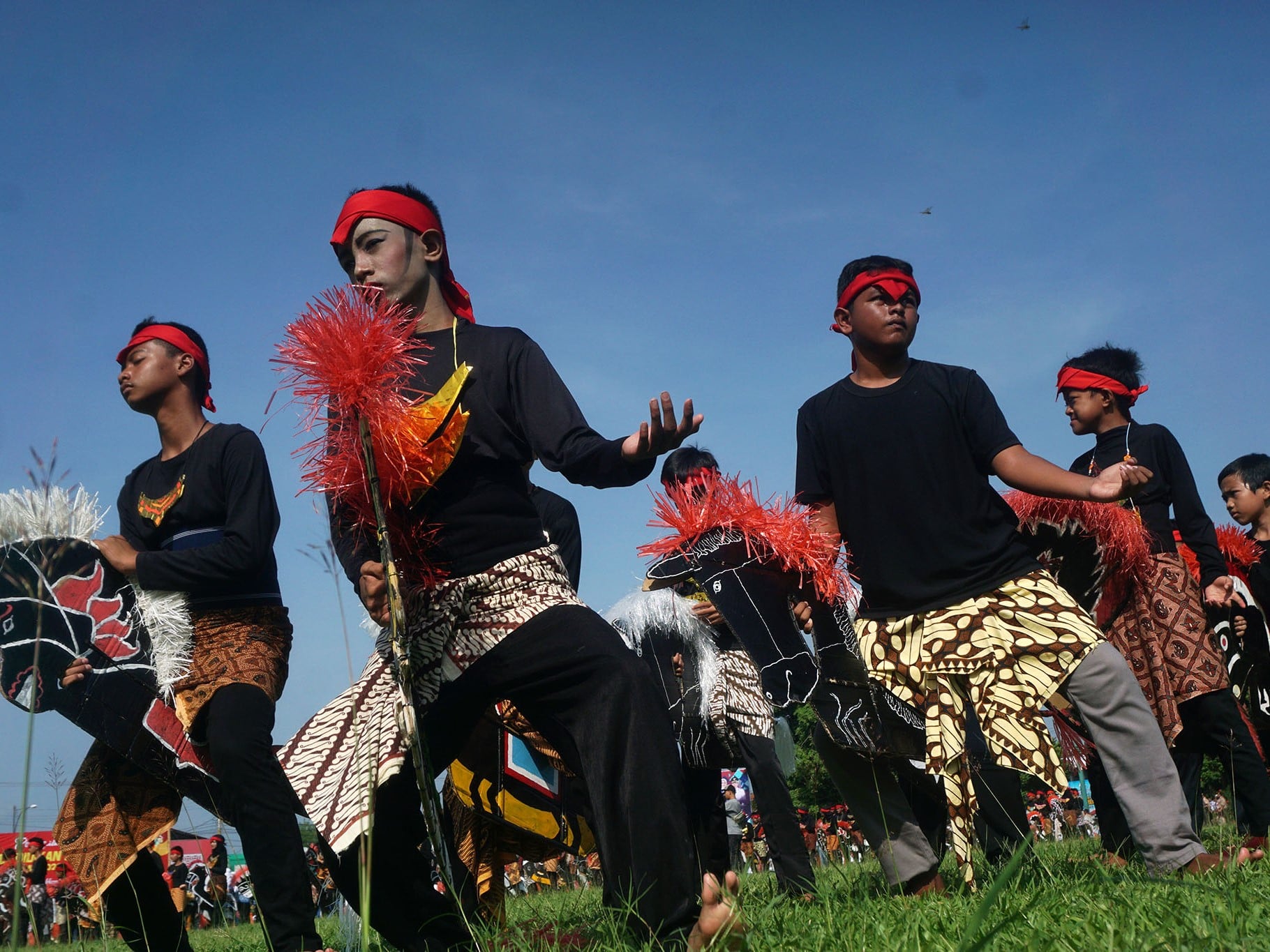 Sebanyak 240 pelajar dari SMP Negeri 1 Lumbir, Banyumas, Jawa Tengah, membawakan tarian ebeg usai peringatan Hari Pendidikan Nasional.