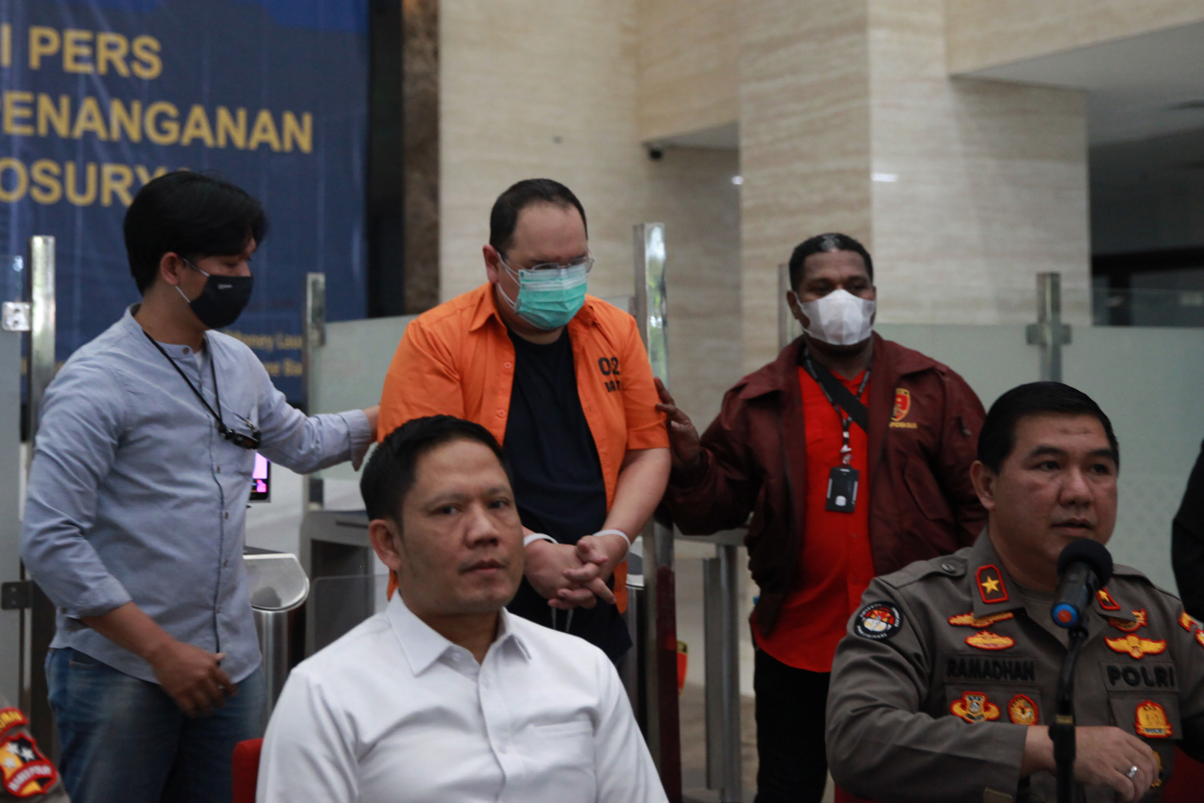 Tersangka kasus pemalsuan akte pendiri Koperasi Simpan Pinjam (KSP) Indosurya Henry Surya (berdiri, tengah).