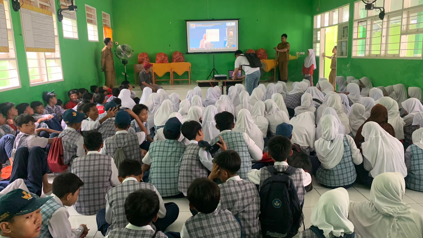 Kemenkominfo menggelar program literasi digital nasional sektor pendidikan di Kabupaten Bantaeng, Sulsel, Selasa (23/5).