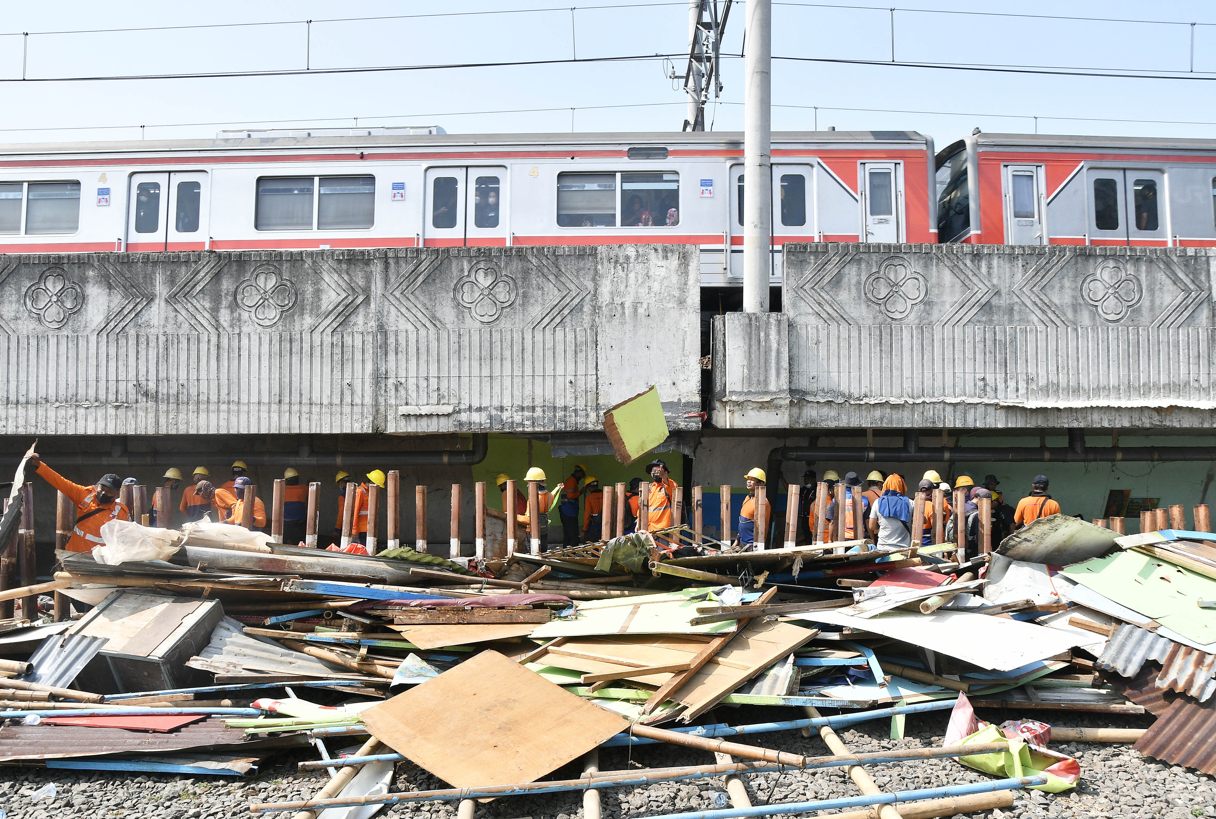 Ilustrasi: sejumlah petugas gabungan membongkar bangunan lokalisasi liar