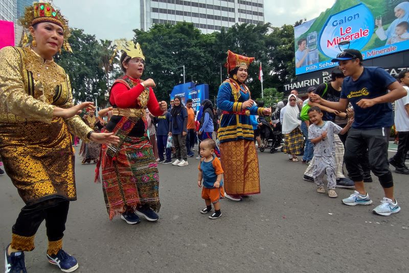 MENARI BERSAMA: Para penyintas kanker mengajak masyarakat untuk menari bersama di area hari bebas kendaraan bermotor, Bundaran HI, Jakarta.