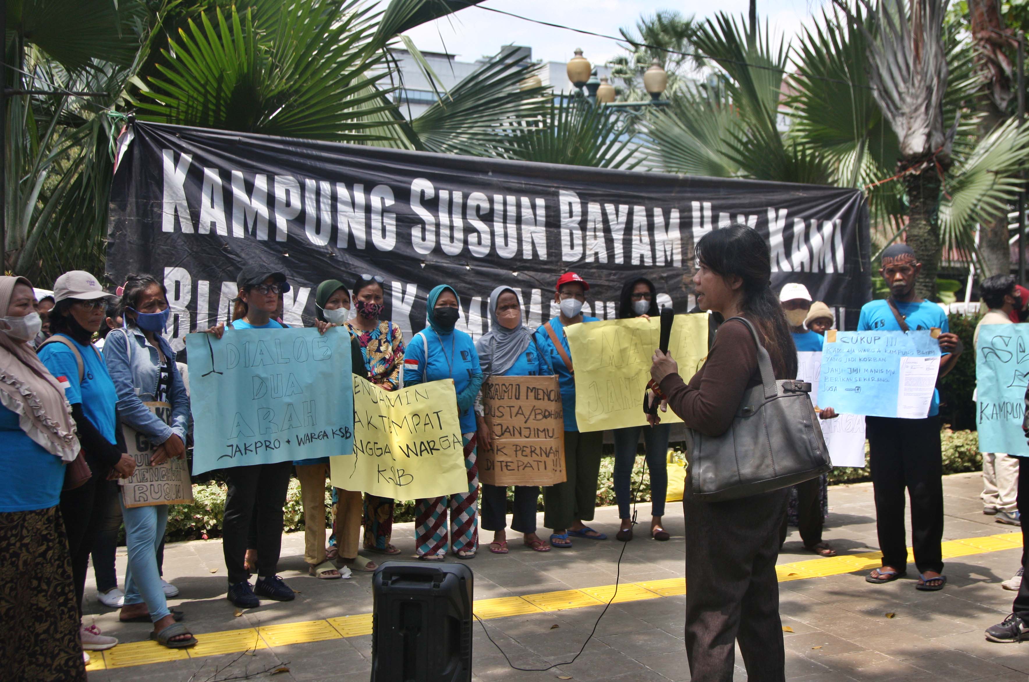 Warga Kampung Bayam yang tergusur proyek pembangunan Jakarta International Stadium (JIS).