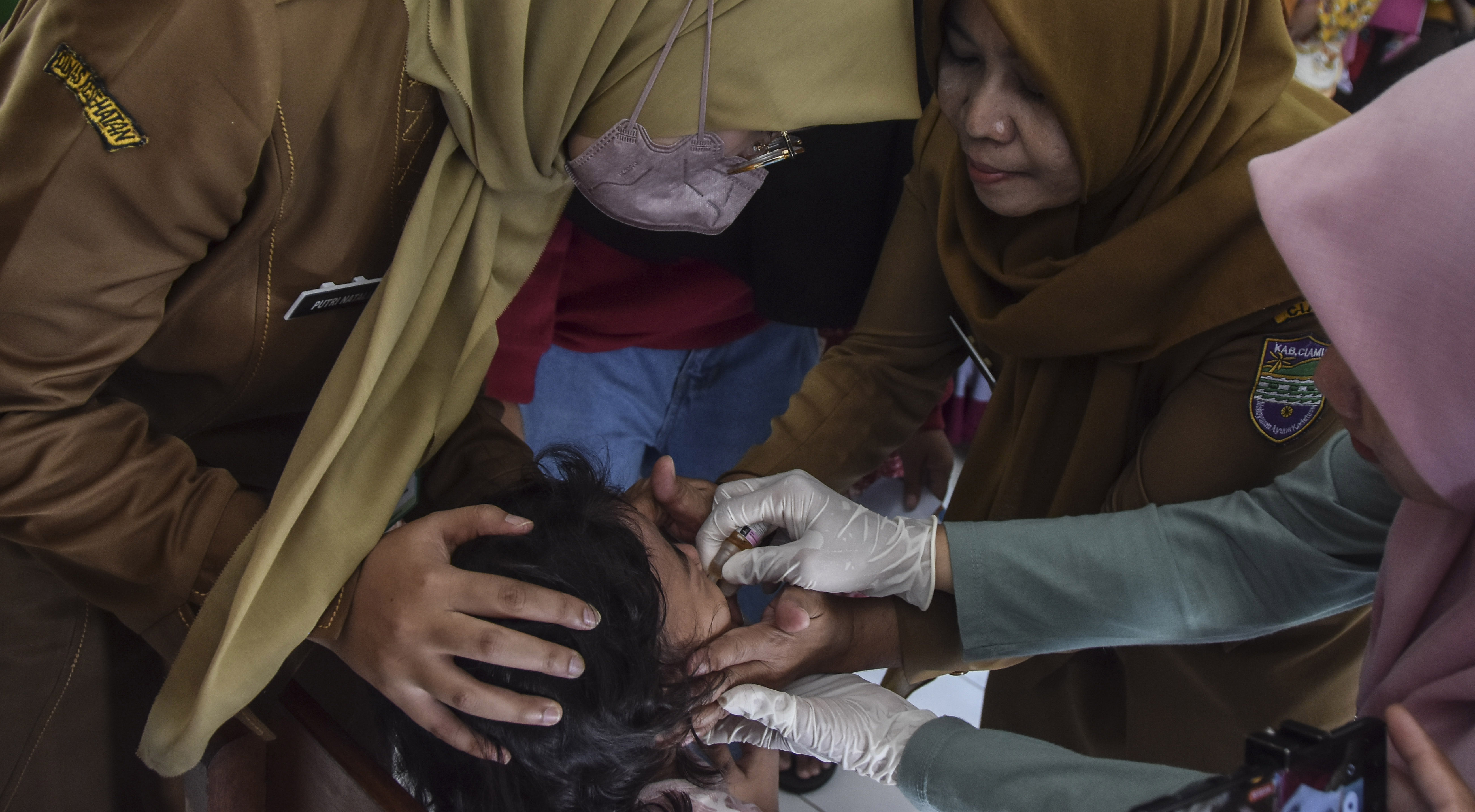 Seorang anak balita mendapatkan vaksinasi polio di Posyandu Aster, Kabupaten Ciamis, Jawa Barat,