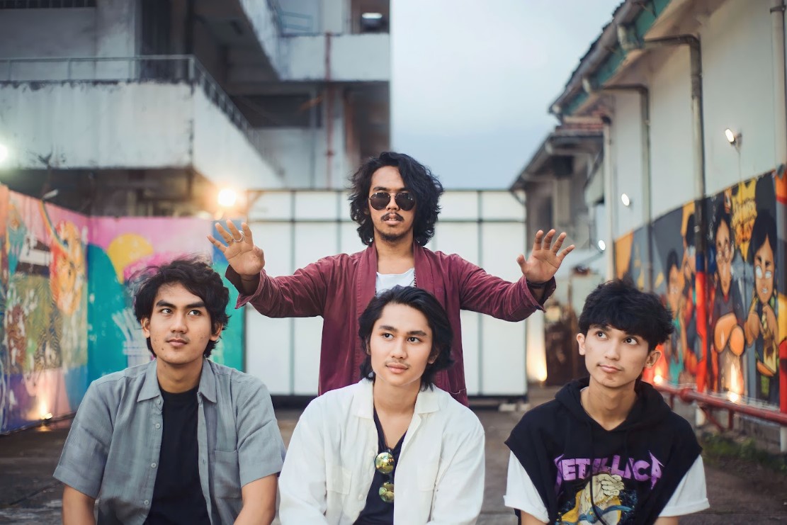 Fictional Woman, Single Ketiga Sounding Dawn