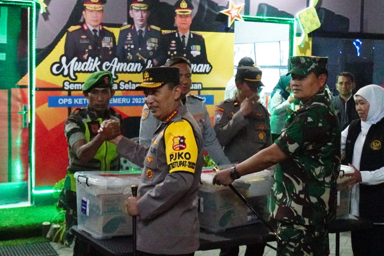 Polri dan TNI bekerja sama mengamankan para pemudik yang kembali ke kampung halamannya masing-masing.