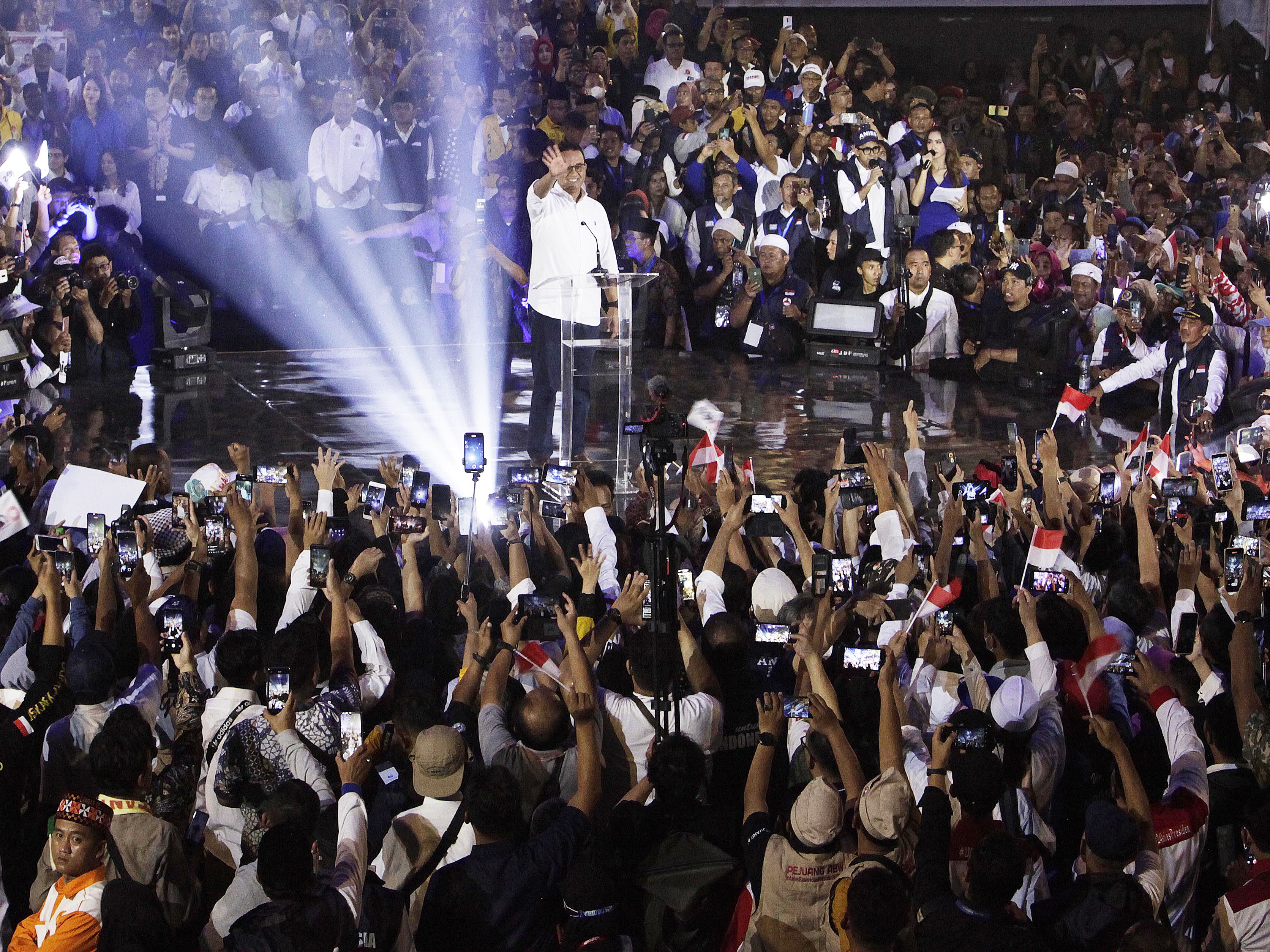 Calon Presiden Anies Baswedan menyapa ribuan relawan dalam Temu Kebangsaan Relawan Anies Baswedan di Tennis Indoor Senayan, Jakarta.