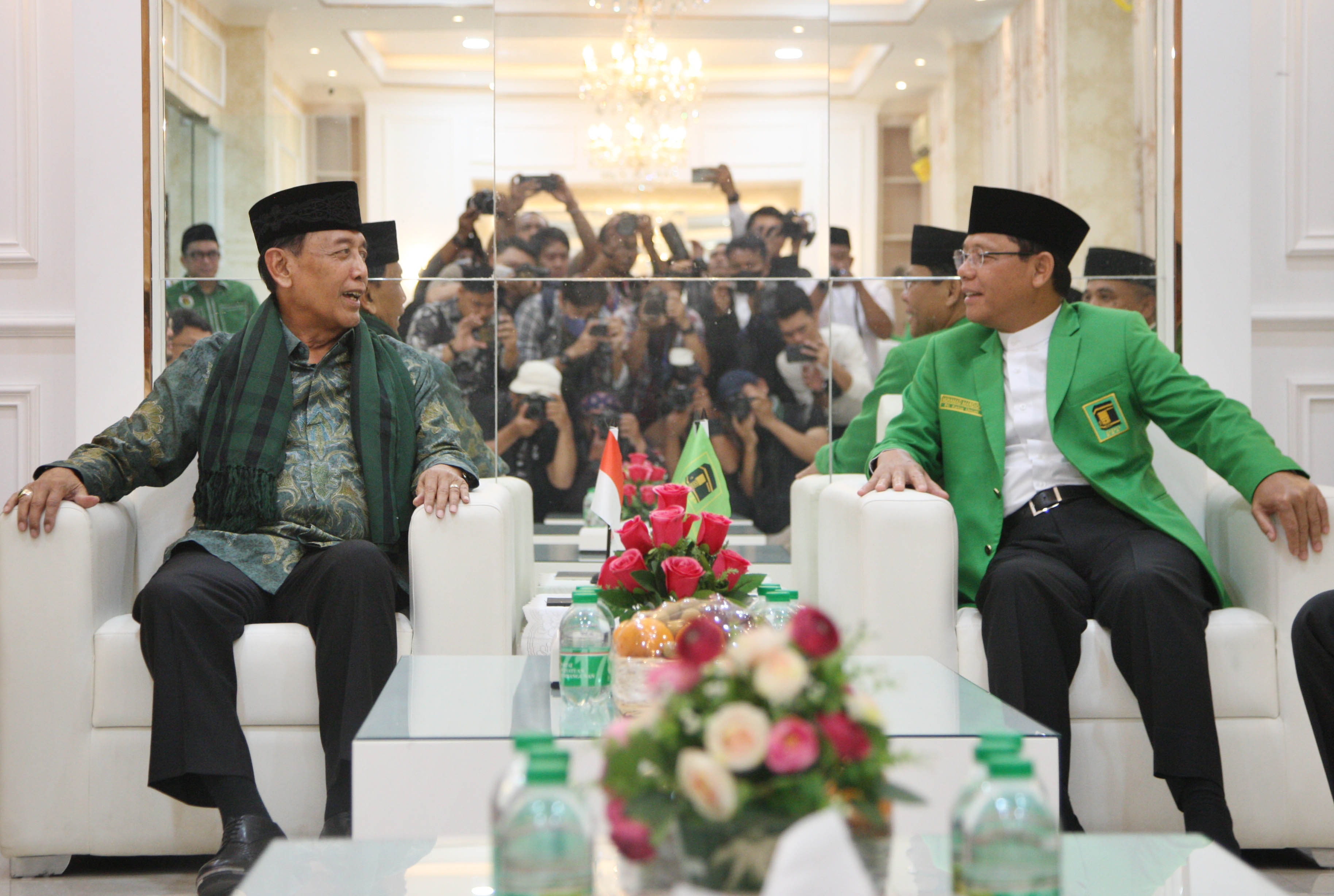 Plt Ketum PPP Muhammad Mardiono (kanan) berbincang dengan mantan Ketum Partai Hanura Wiranto di Kantor DPP PPP, Jakarta, Senin (01/04/2023)