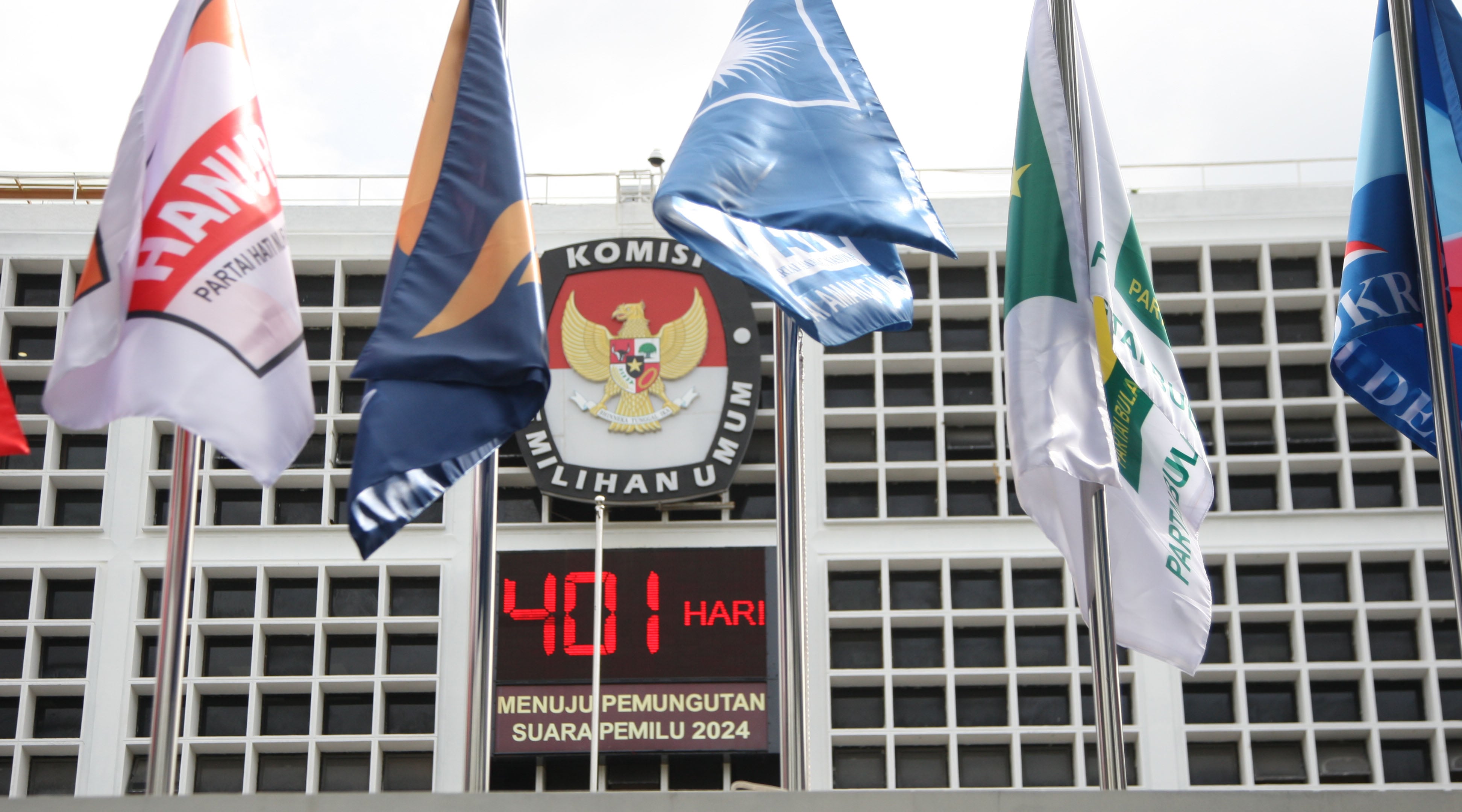 Bendera Partai Politik di depan gedung KPU