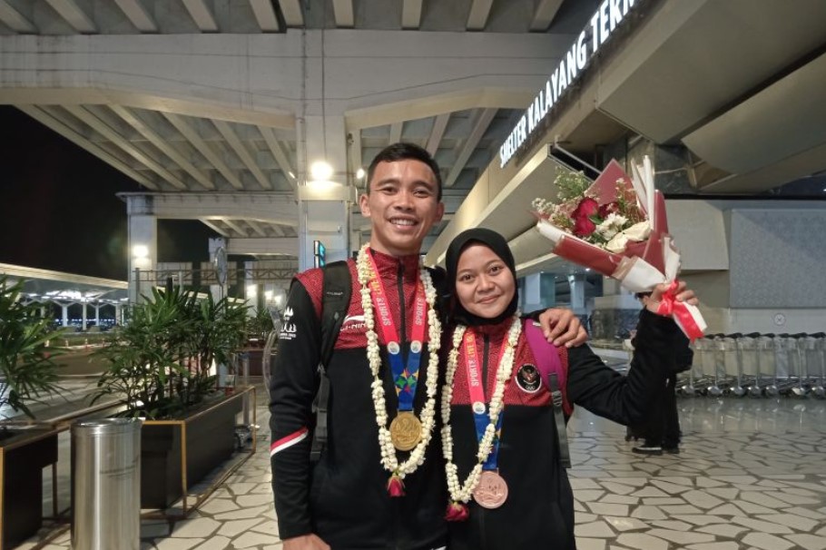 Atlet hoki indoor putra Fajar Jaelani Nugraha (kanan) dan atlet hoki indoor putri Aimelis Kusmiati (kiri) di Bandara Soekarno-Hatta.