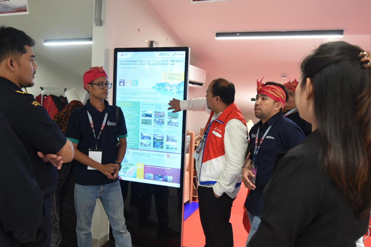 Pertamina menampilkan profil Desa Wisata Pertamina melalui pameran Rumah BUMN SME’s HUB ASEAN Summit di Waterfront, Labuan Bajo, NTT.
