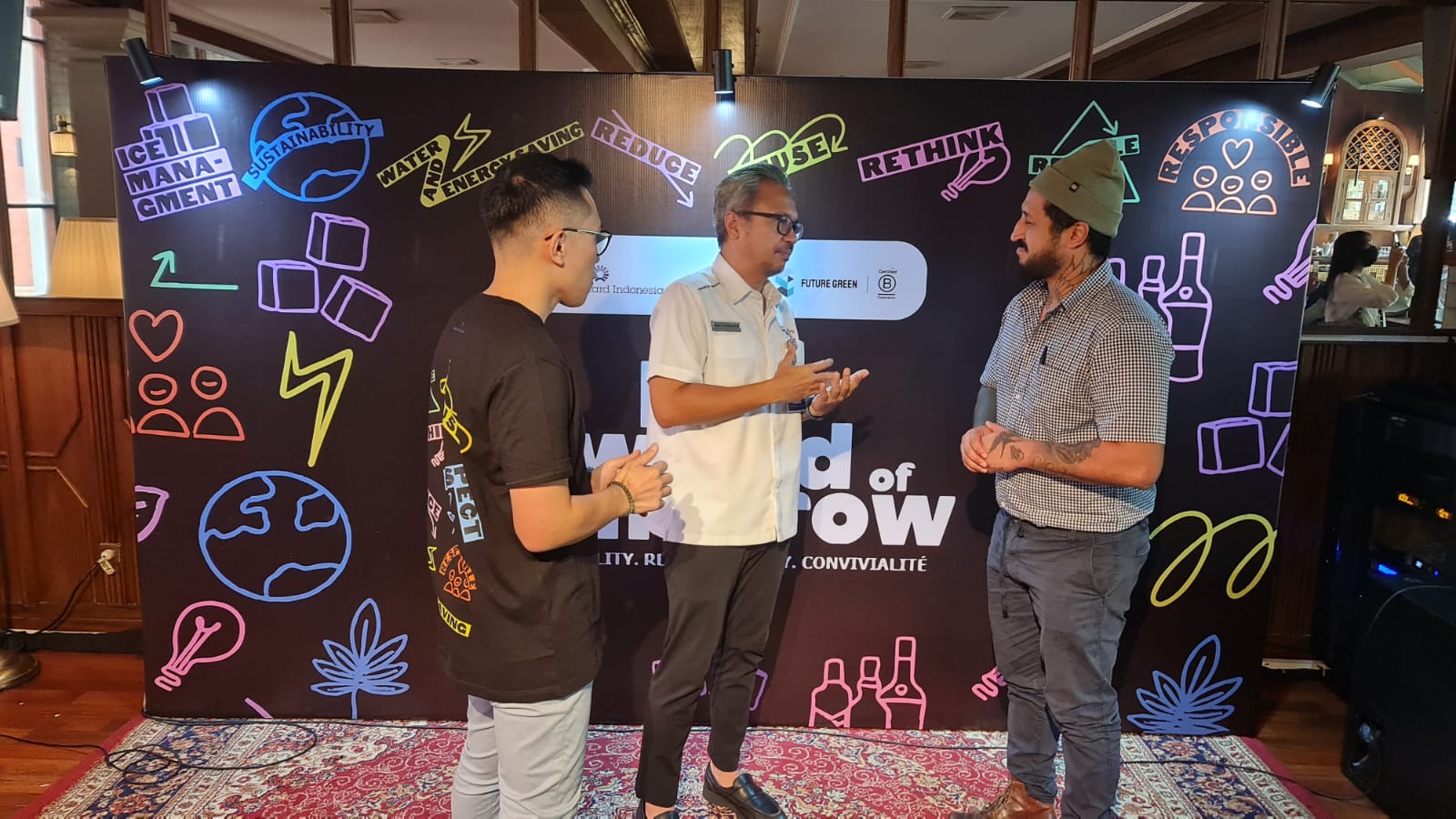 Staf Ahli Menteri Kemenparekraf Josua Puji Mulia Simanjuntak (tengah) berbincang dengan Trainer TBWOT Sufian Mahmoud (kanan)