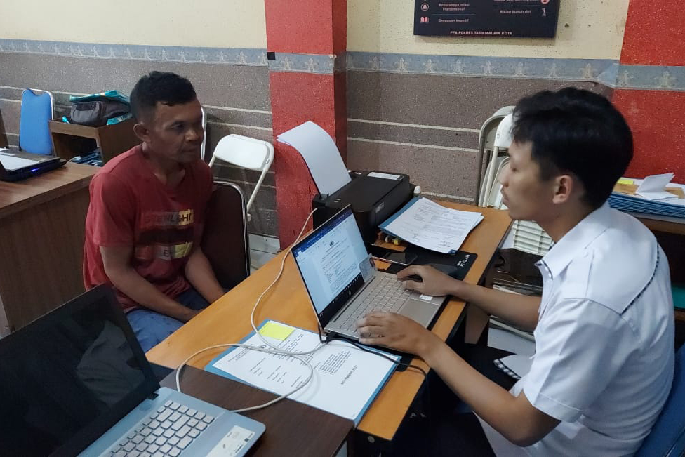 Y, tersangka pencabulan, tengah diperiksa anggota Polres Kota Tasikmalaya.