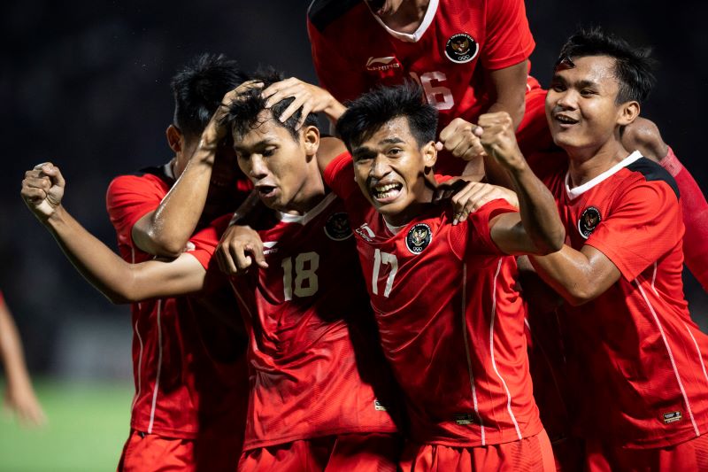 Para pemain timnas U-22 melakukan selebrasi seusai mencetak gol ke gawang Kamboja.