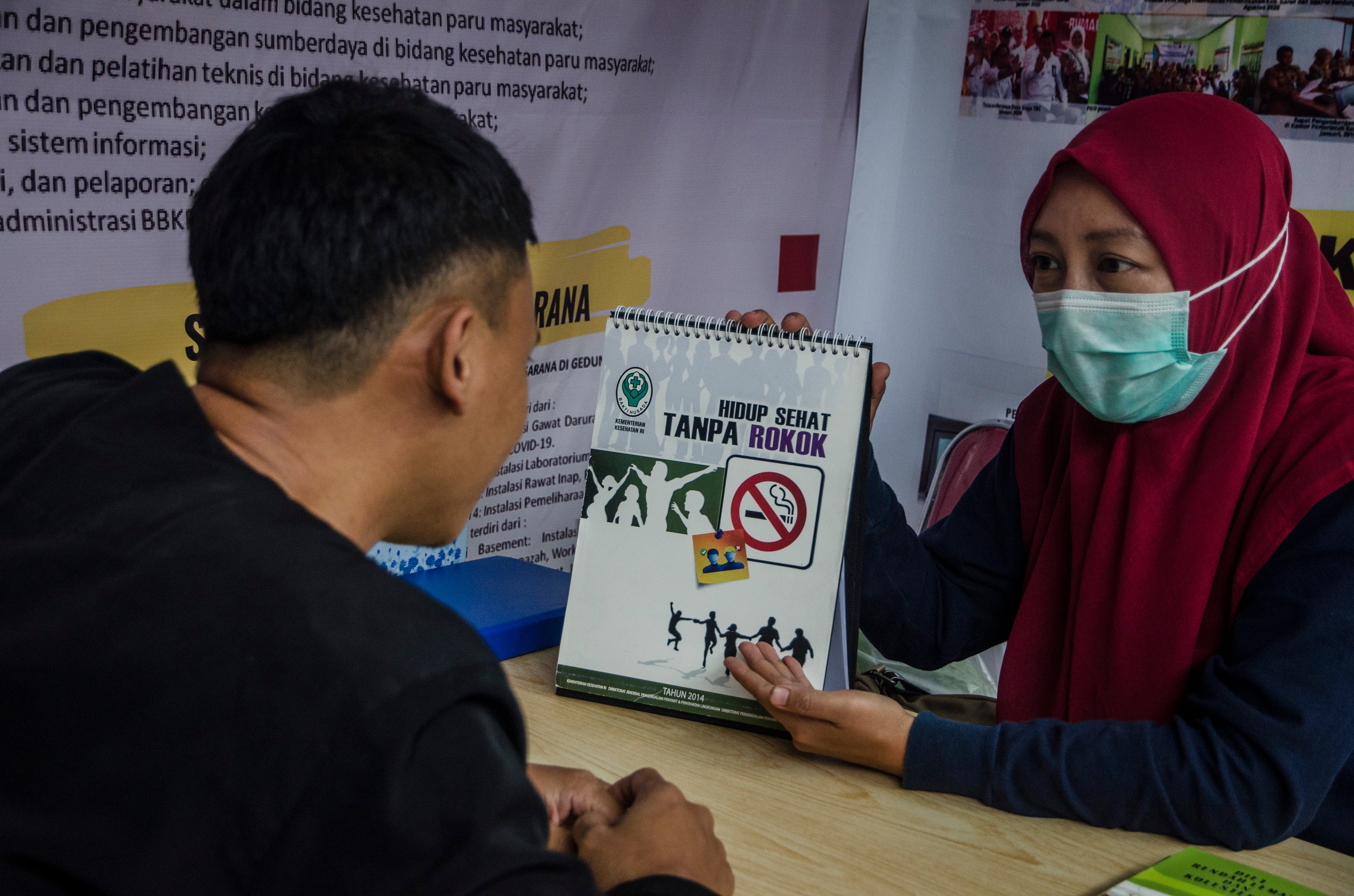 Ilustrasi--Warga berkonsultasi untuk berhenti merokok melalui Balai Besar Kesehatan Paru Masyarakat Bandung di Bandung, Jawa Barat.
