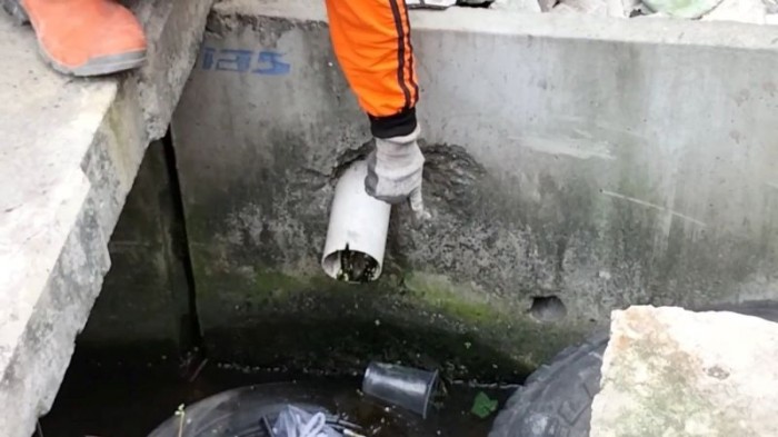 Petugas PPSU temukan mayat bayi di saluran air di Jakarta Utara.