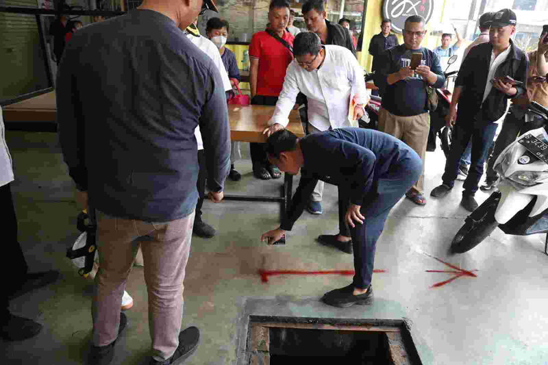 Pemkot Jakarta Utara memberikan tanda batas cat semprot pada Ruko Niaga Pluit yang akan dibongkar.