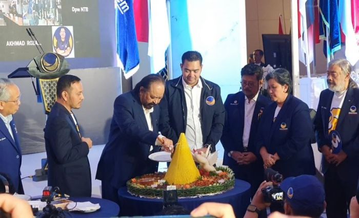 Partai NasDem Ketua Umum Partai NasDem memotong tumpeng sebagai tanda pelepasan pendaftaran bacaleg ke KPU.