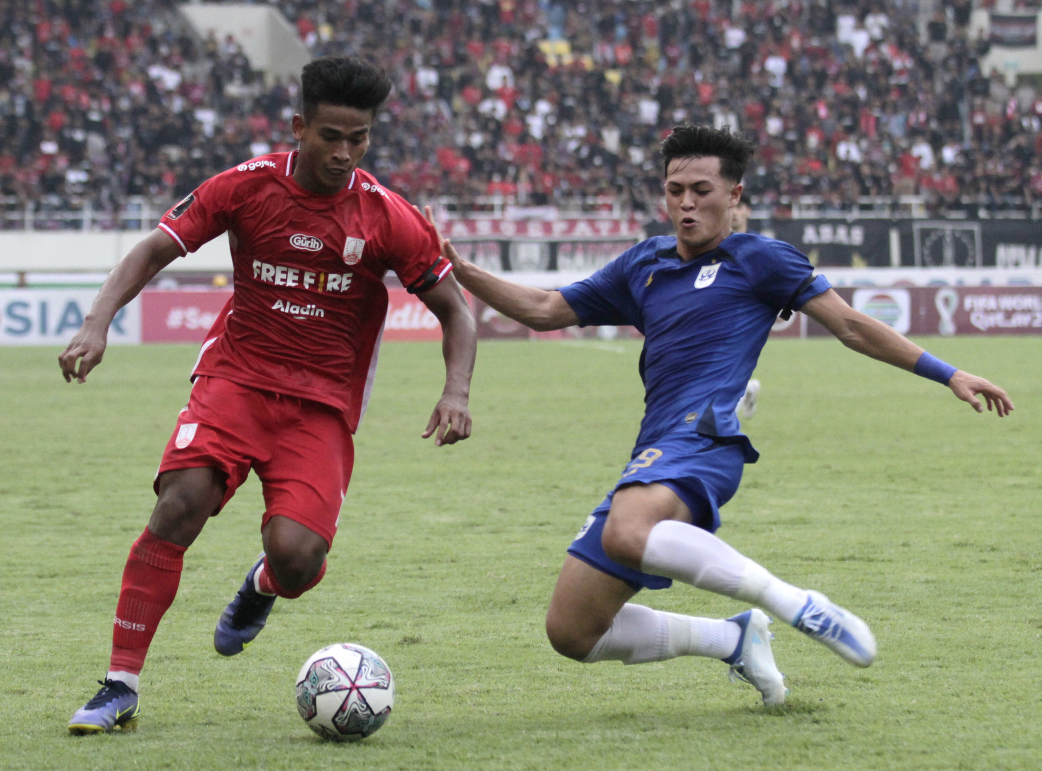  Pesepak bola Persis Solo Irfan Jauhari (kiri) berebut bola dengan pemain PSIS Semarang Alfreandra Dewangga Santoso.