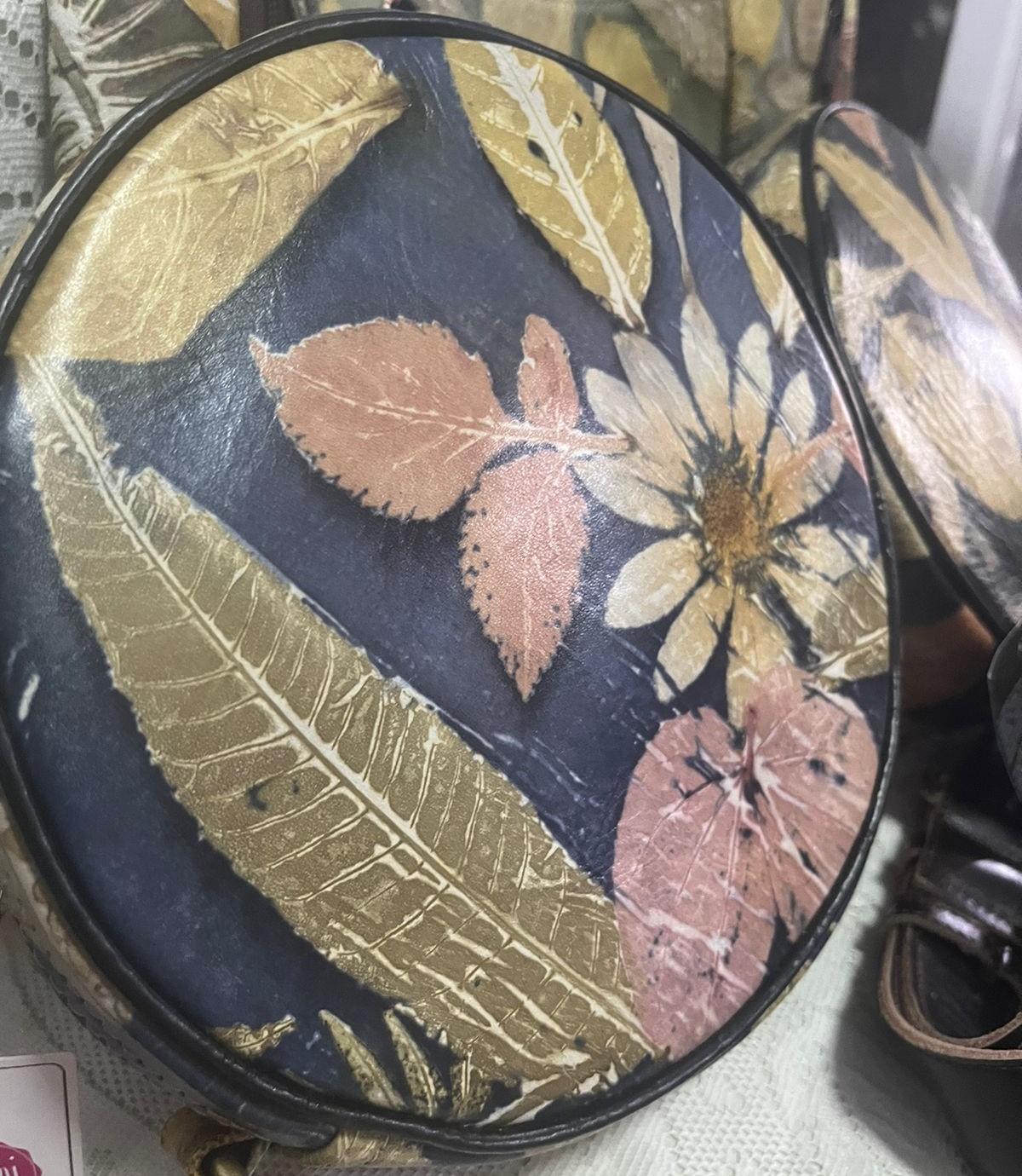 Salah satu motif dari penggunaan teknik ecoprint pada bahan kulit yang dijadikan tas