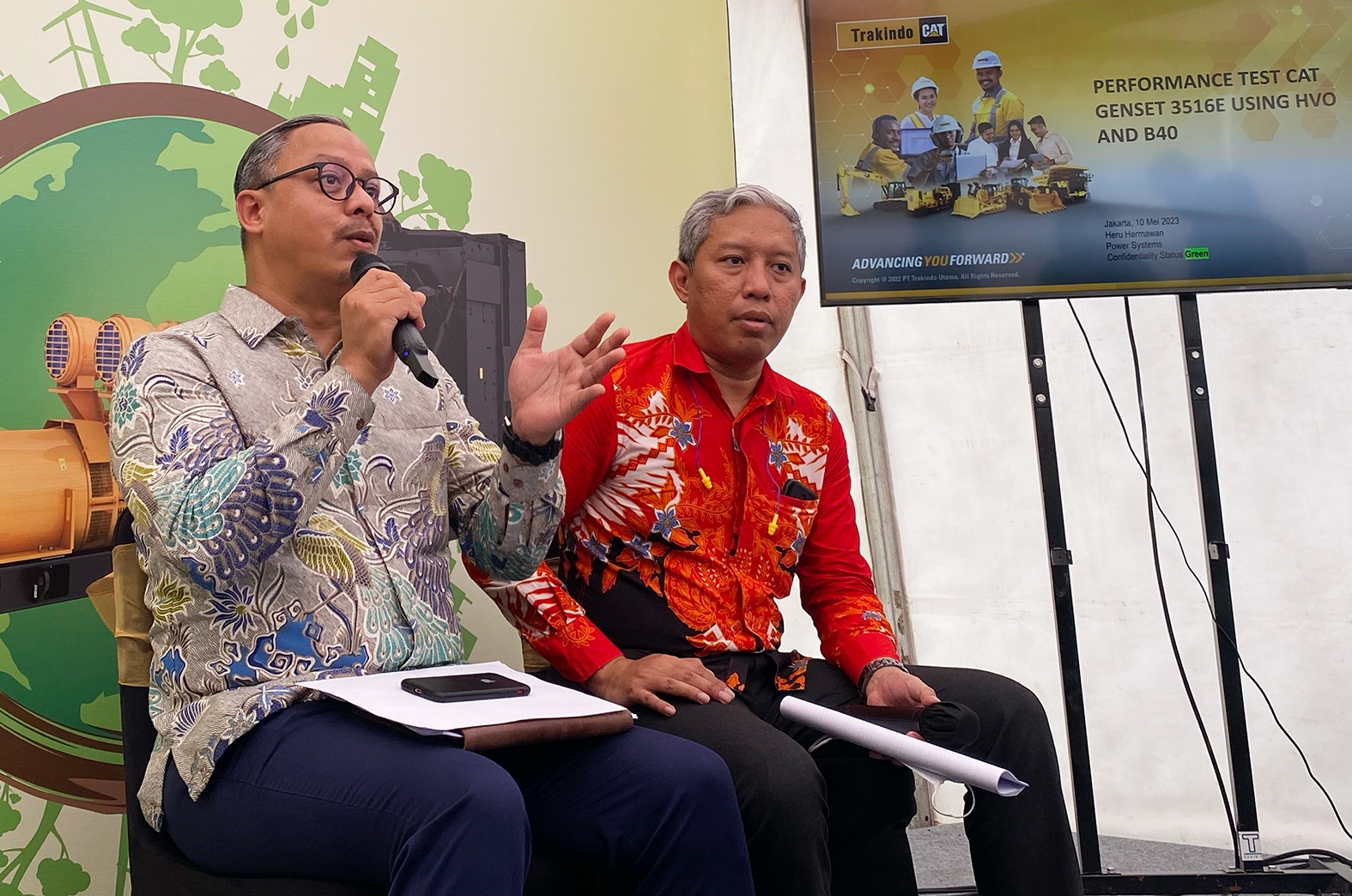 General Manager Power System Trakindo Erwin Muljosantoso (kiri) dan Product Manager Power System Trakindo Heru Hermawan dalam jumpa pers.