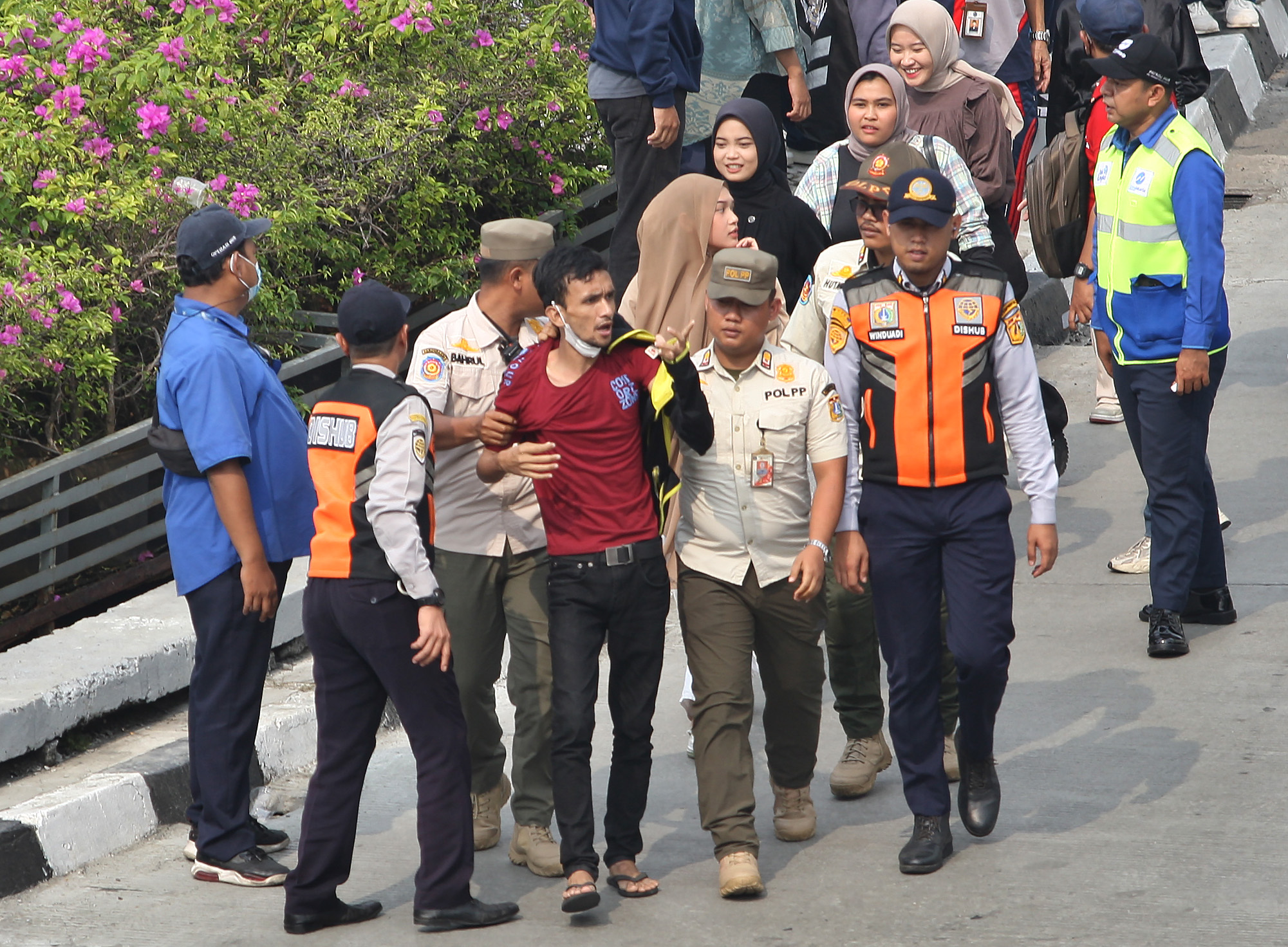 Seorang pria yang diduga copet diamankan petugas Satpol-PP di Bundaran HI, Jakarta, Jumat (19/5).