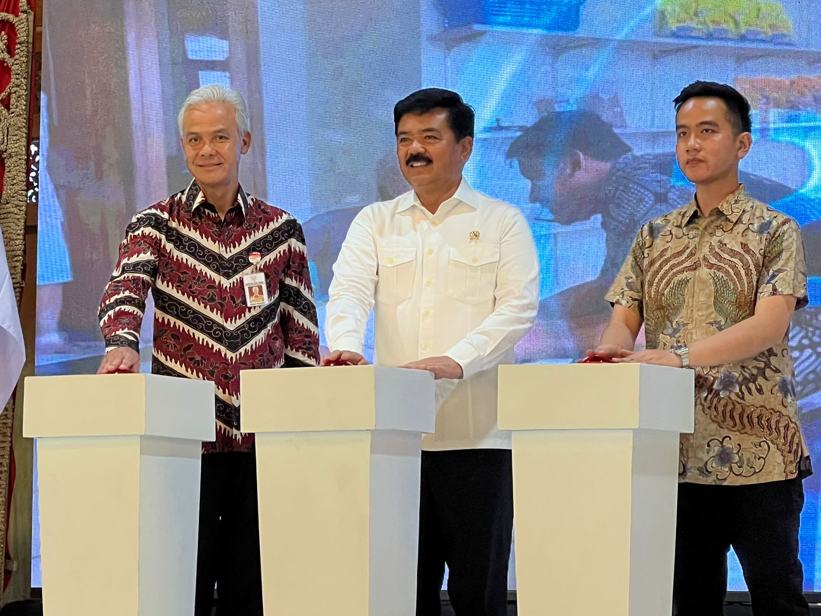 Menteri ATR/BPN didampingi Gubernur Jateng Ganjar Pranowo dan Wali Kota Surakarta Gibran Rakabuming Raka