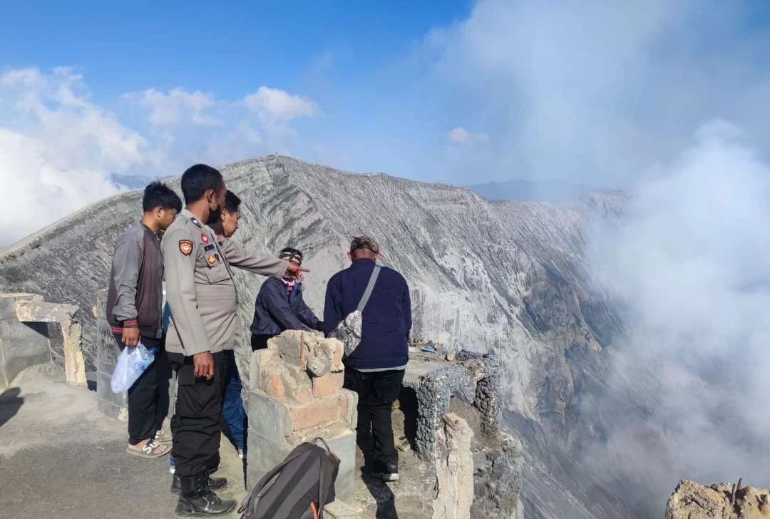 Patung Dewa Ganesha yang berada di bibir kawah Gunung Bromo hilang.
