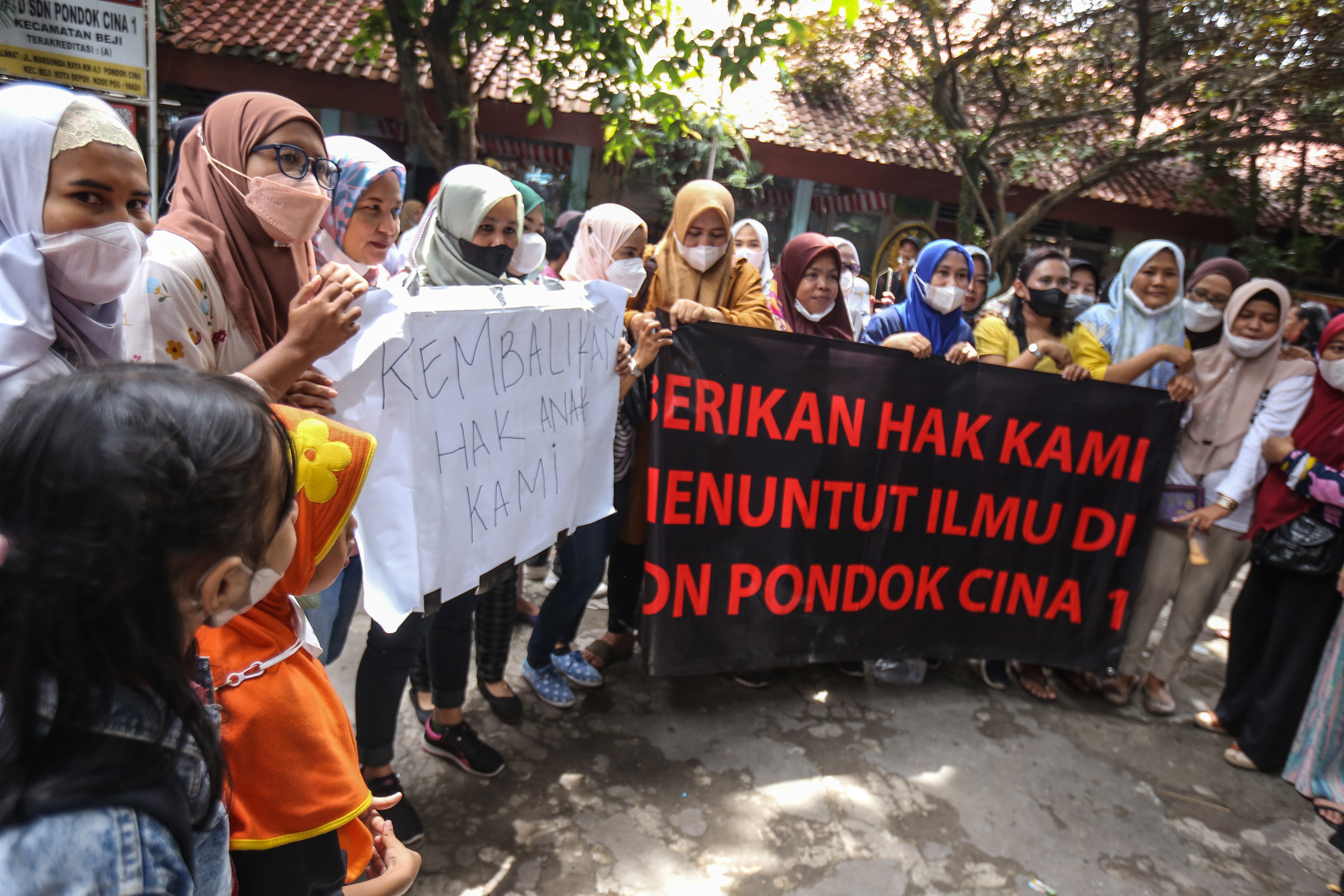AKSI PROTES RELOKASI SDN PONDOK CINA 1, DEPOK, JABAR, TAHUN 2022.
