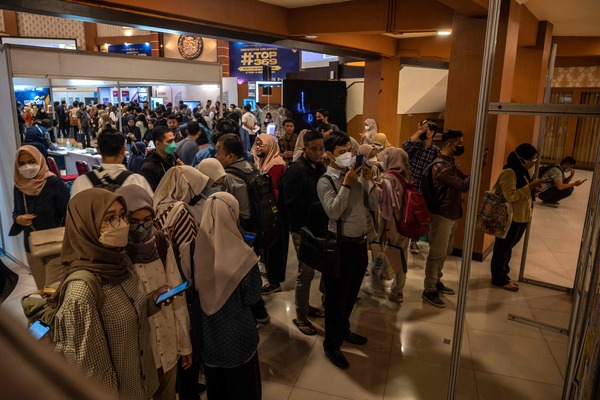 Ribuan pencari kerja mendatangi job fair untuk mencari lowongan kerja.