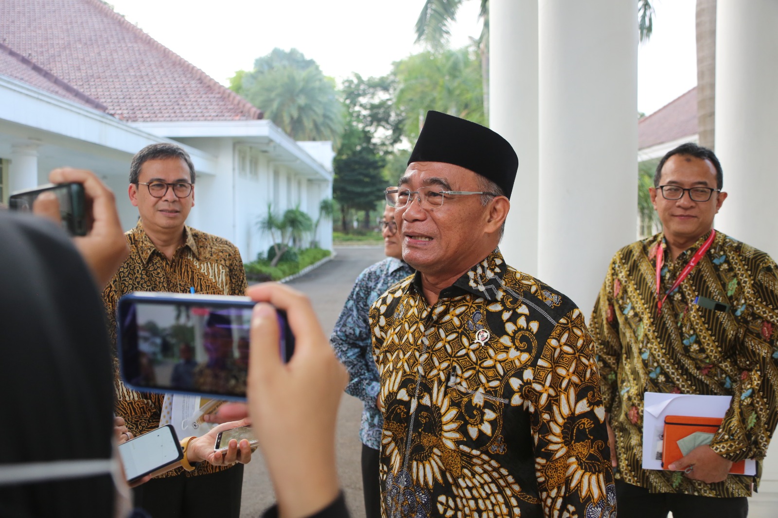 Menko PMK Muhadjir Effendy (tengah)