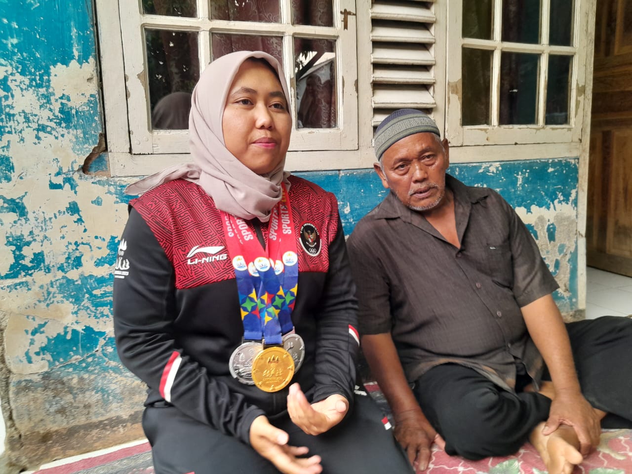 Atlet asal Karawang Andriani dan sang ayah memamerkan medali SEA Gamee 2023.