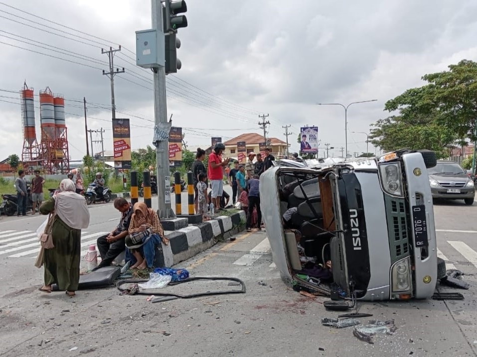 Kondisi mobil elf yang terguling dihantam truk tronton di simpang tiga Jalingkut Brebes-Tegal.
