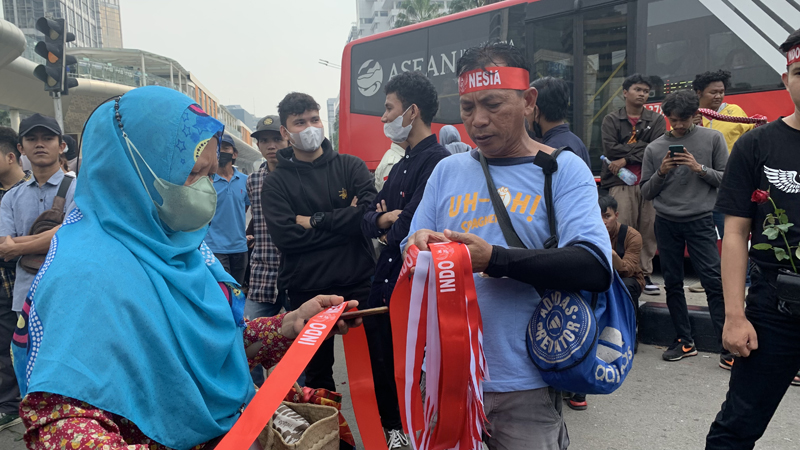 Sejumlah pedagang dadakan berjualan pernak-pernik merah putih di kawasan Bundaran HI.