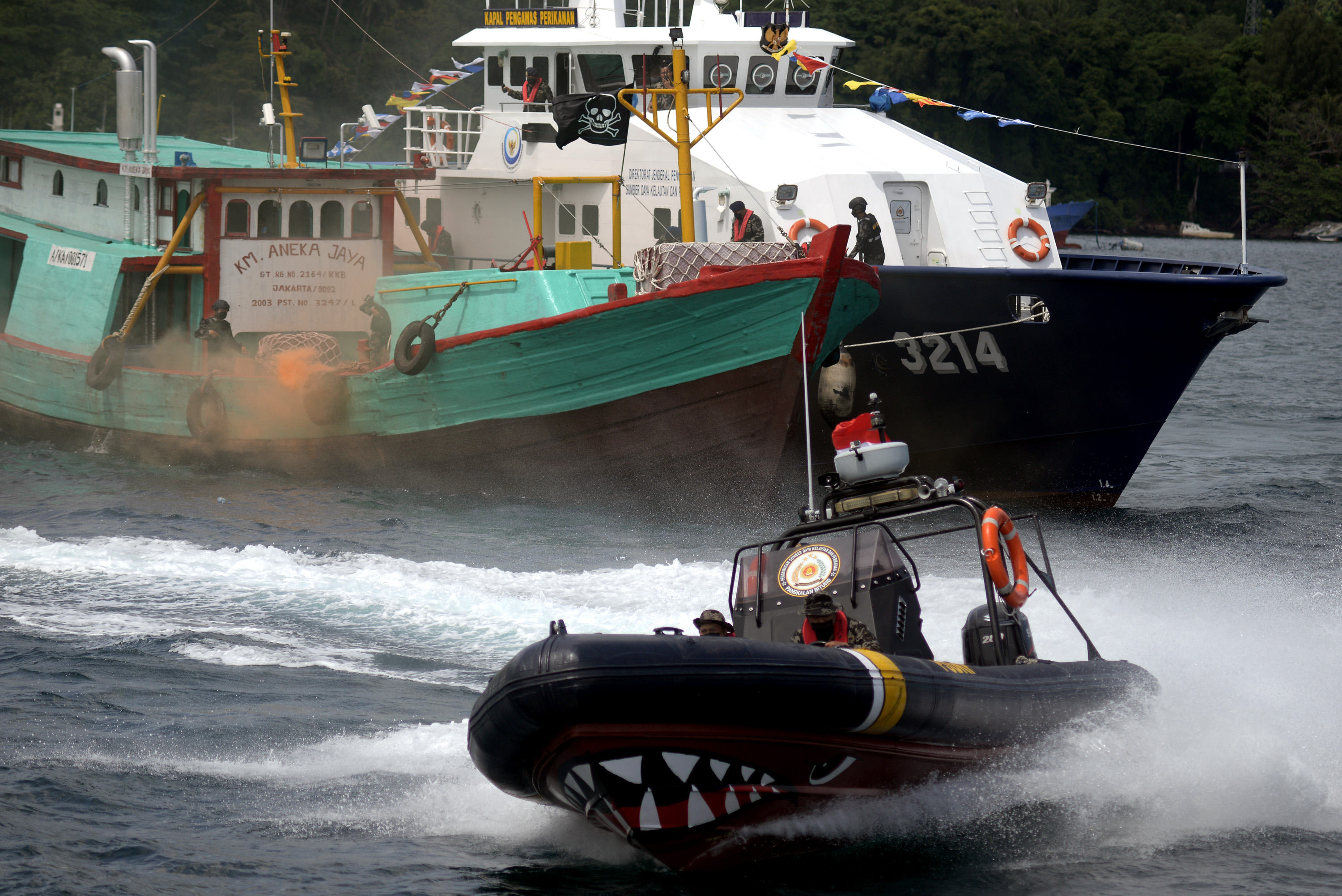 SIMULASI PENANGKAPAN KAPAL IKAN ASING. 