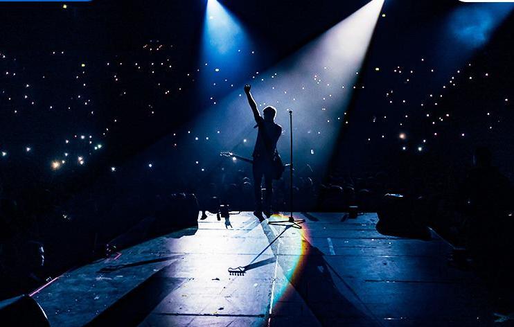 Ilustrasi. Penyanyi yang tampil di sebuah konser musik. 