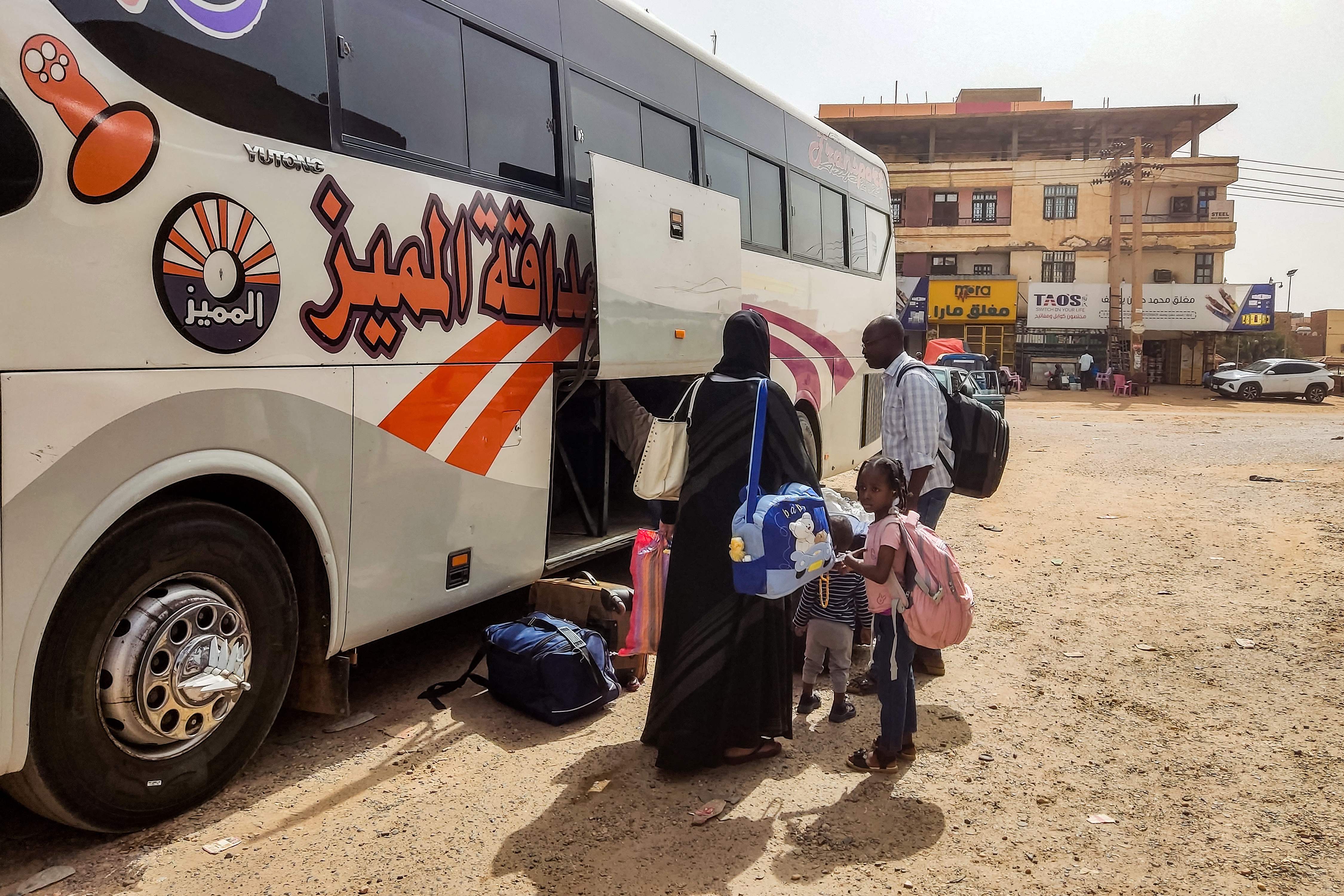 Warga Sudan berusaha untuk mengungsi dari negara mereka