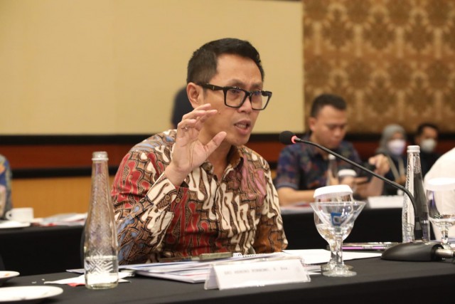 Anggota Komisi VI DPR RI Eko Hendro Purnomo mengikuti pertemuan dalam Kunjungan Kerja Reses Komisi VI DPR ke Surabaya, Jatim, Selasa (2/5).