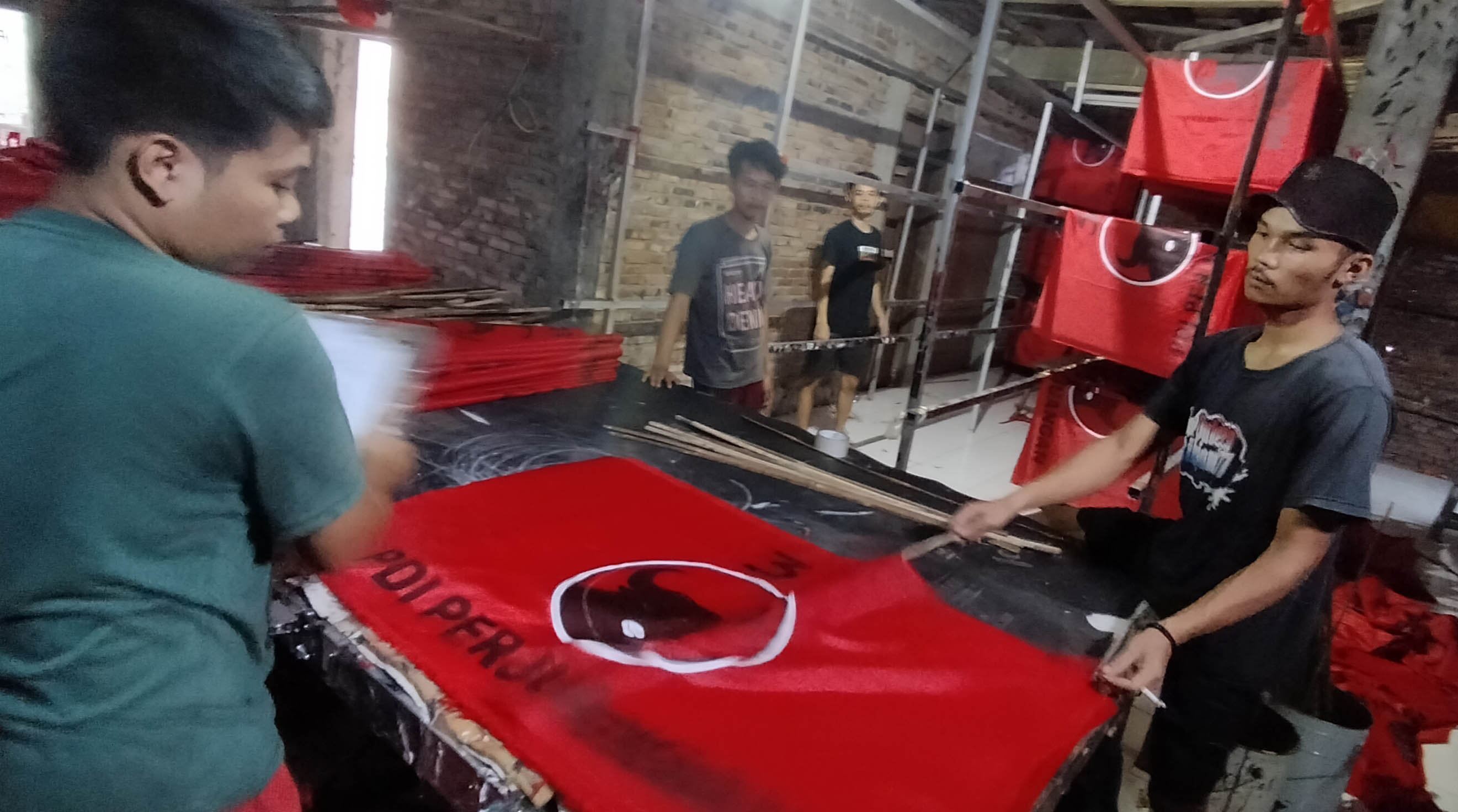 Pembuatan atribut kampanye