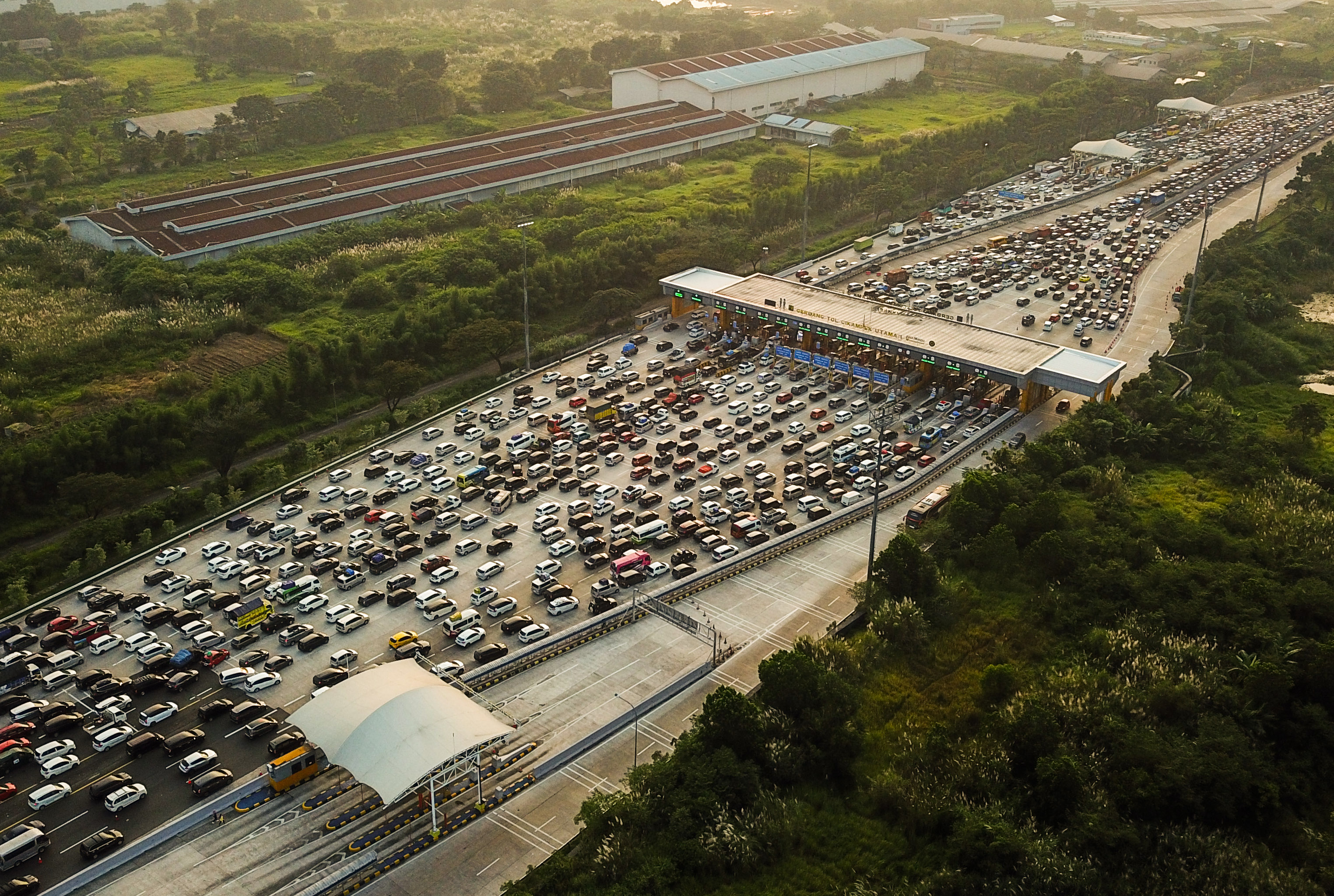 Kepadatan kendaraan di Gerbang Tol (GT) Cikampek Utama, Karawang, Jawa Barat pada musim mudik lebaran.