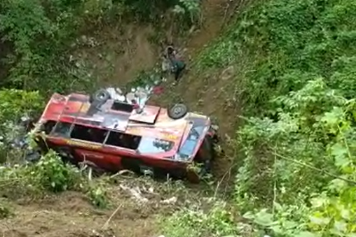 Bus rombongan dari Ponpes Gontor yang mengalami kecelakaan.