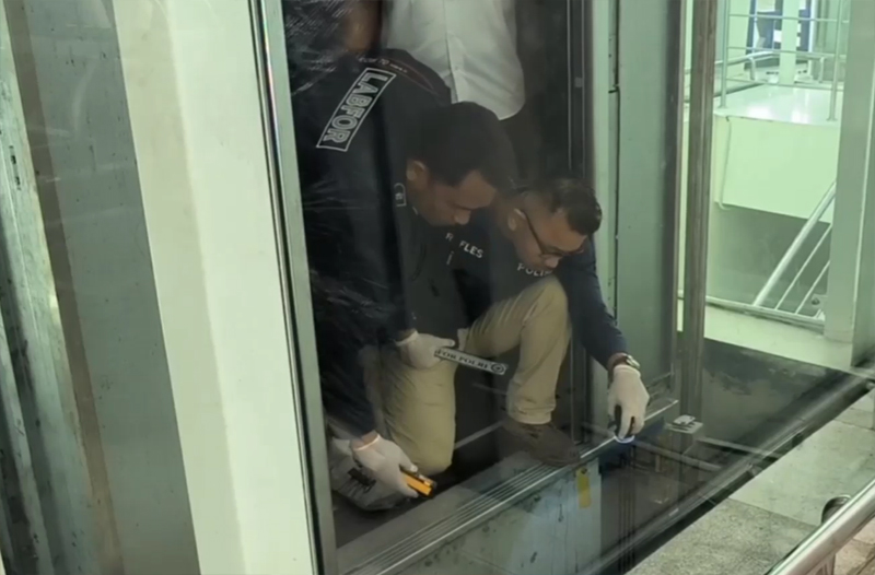 Puslabfor Bareskrim melakukan olah TKP lift