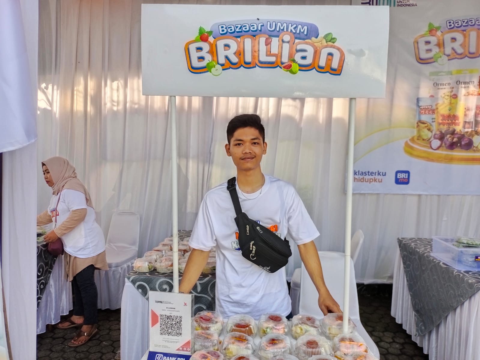 Muhammad Khoirul menjaga booth siomay di acara Pesta Hadiah Simpedes BRI di BRI Cabang Kramat Jati, Jakarta Timur.