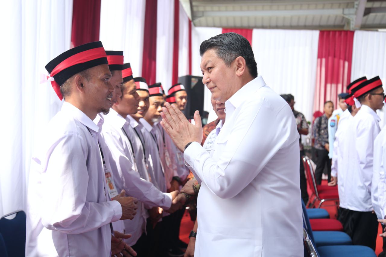 Kepala BNPT Komjen Pol Rycko Amelza Dahniel menyalami 24 napi terorisme yang ikrar setia NKRI di Sentul, Bogor, Jawa Barat, Rabu (3/5).