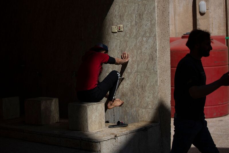 Seorang lelaki tengah melakukan wudhu.