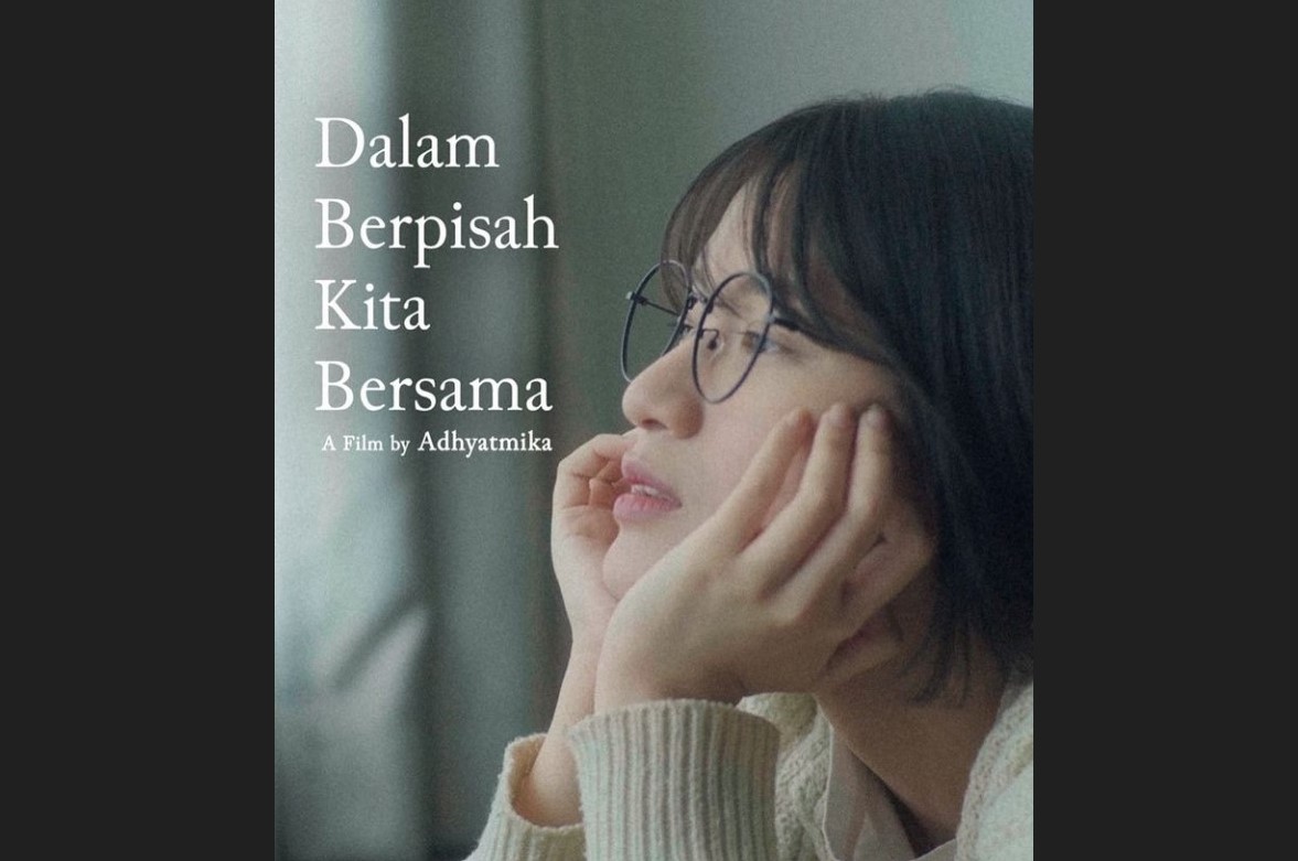 Poster film Dalam Berpisah Kita Bersama