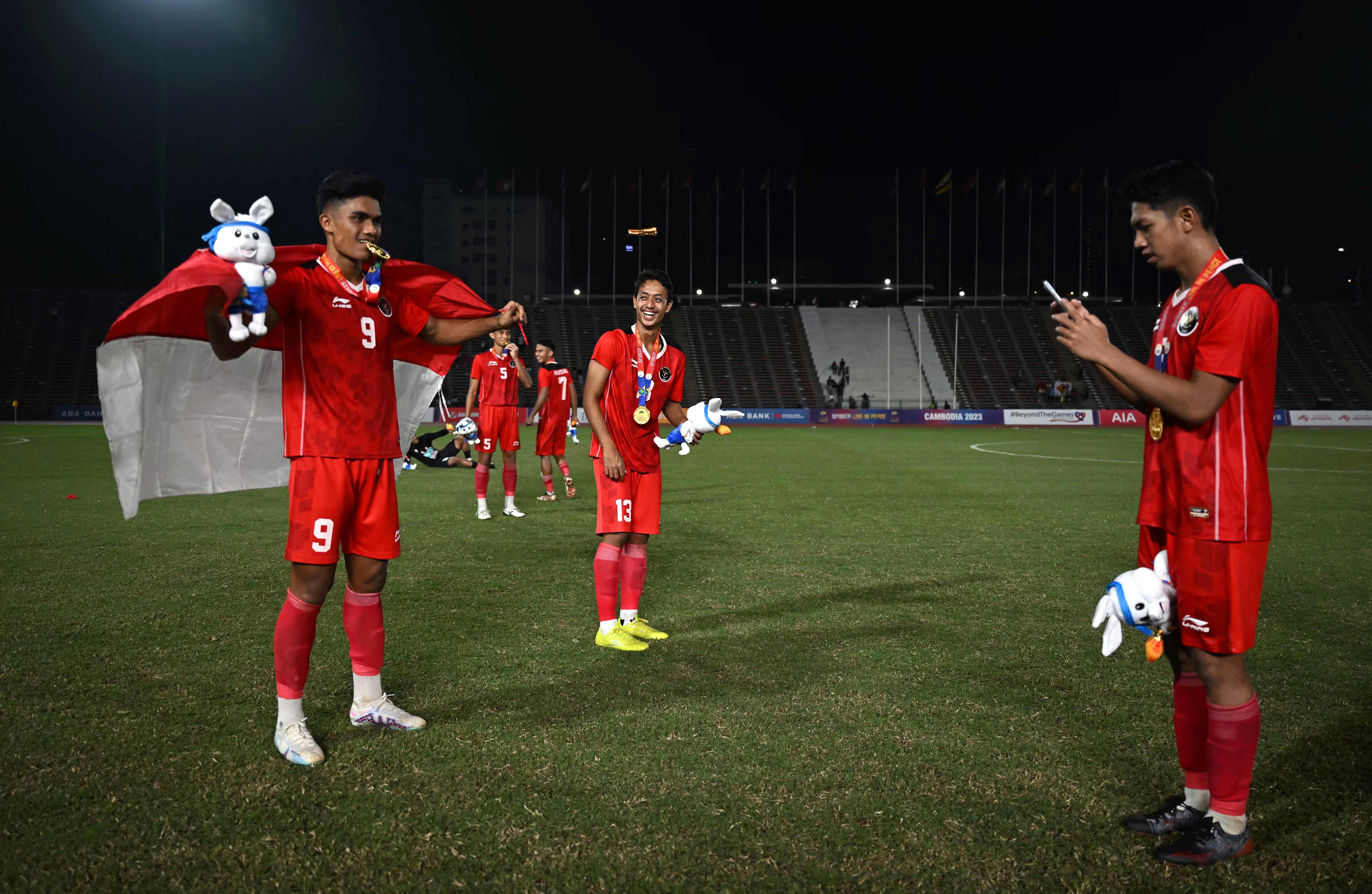 Pemain tim U-22 Indonesia merayakan kemenangan atas Thailand di Sea Games 2023.