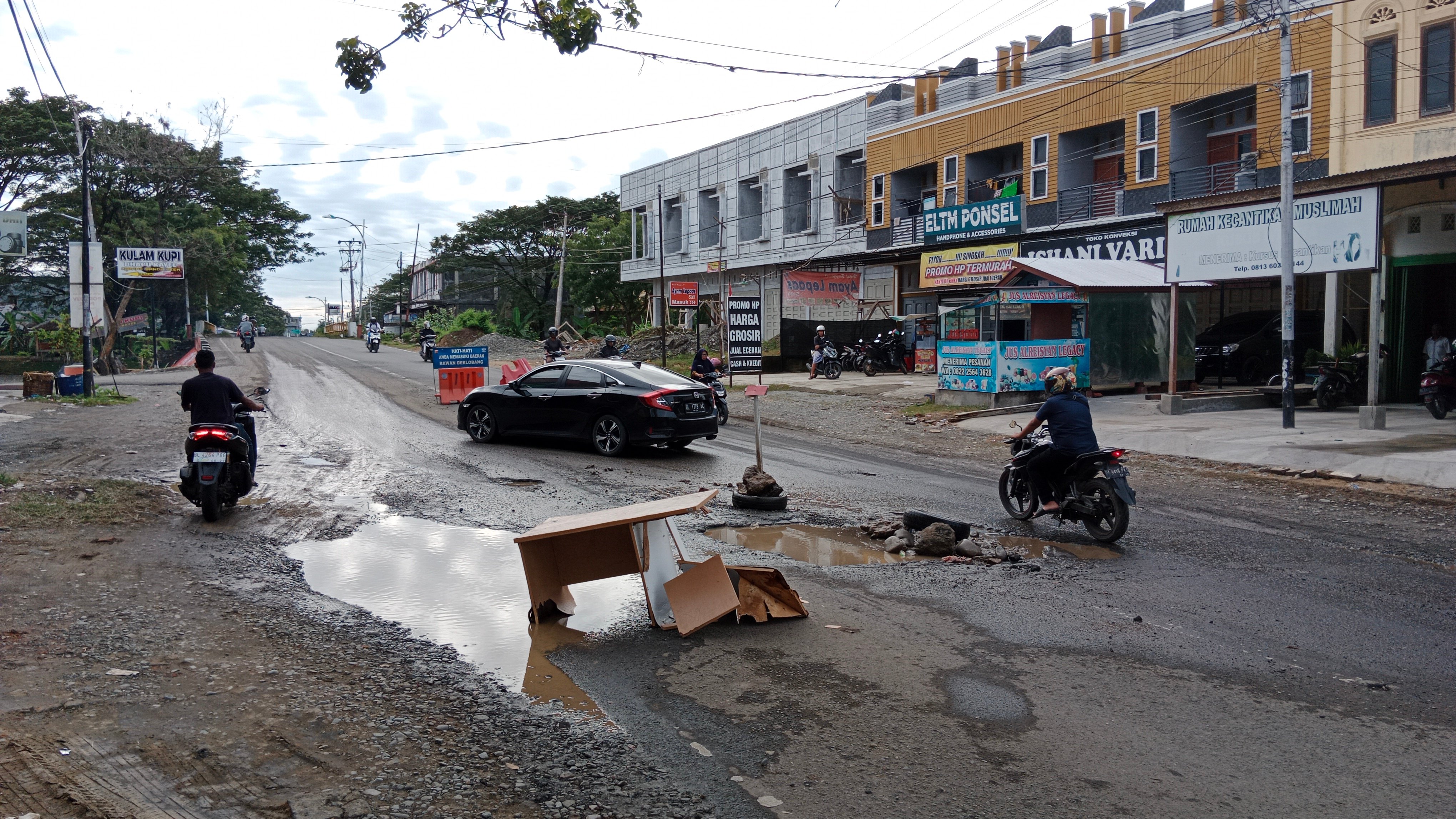 Kondisi jalan rusak di Kabupaten Pidie, Aceh